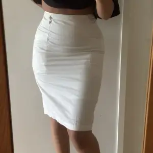 White cotton skirt with 4 working pockets 
