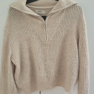 Stickad tröja  - Superfin tröja som är bra nu till hösten, använd fåtal ggr och säljs pga ingen användning och inte min stil💓 kp för mer bilder och info