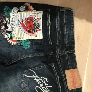 Ed hardy - Säljer feeta ed hardy byxor som är lowkey baggy, de kommer inte till användning mer då de inte min still längre. Har max använt dom 4 gånger💞priset kan diskuteras 💞
