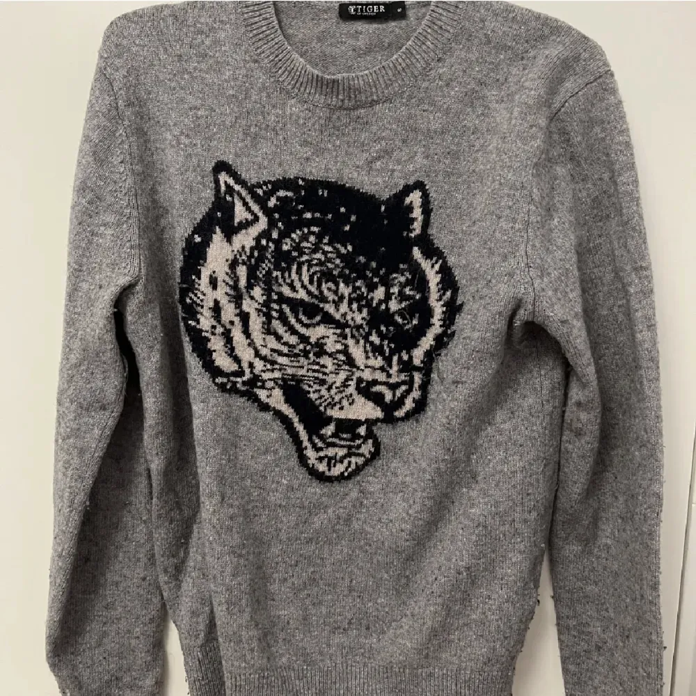 Säljer denna stickade tröja från Tiger of Sweden då jag aldrig använder den längre, men jag har verkligen tyckt om den. . Stickat.
