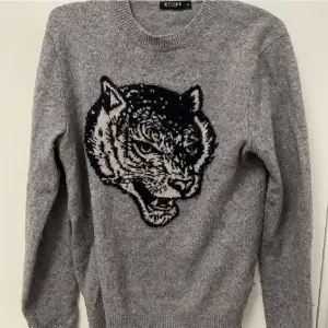 Säljer denna stickade tröja från Tiger of Sweden då jag aldrig använder den längre, men jag har verkligen tyckt om den. 
