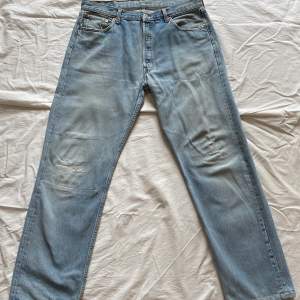 Vintage Levis’s jeans, distressed sömmar, straight/ relaxed fit. köpta i Napoli & nvända fåtal gånger.  
