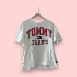 T-Shirt från Tommy Hilfiger I storlek S. Bara använd vid ett fåtal tillfällen. Använd gärna KÖP NU 🫶🧚