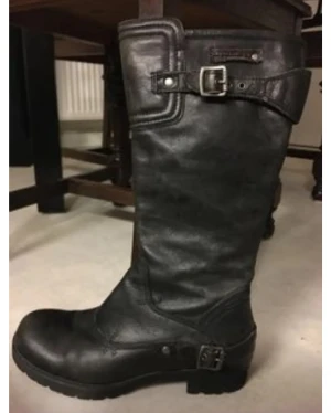 Skinnstövlar - Säljer mina stövlar som blev ett impulsköp så de är knappt använda. Skafthöjden är 32cm mätt från innersulan. Nypris 2499:-