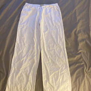 Linnebyxor Gina tricot  - Säljer dessa linnebyxor för att de är en storlek förstora, de är helt oanvända.🩷ny pris 400kr storlek S