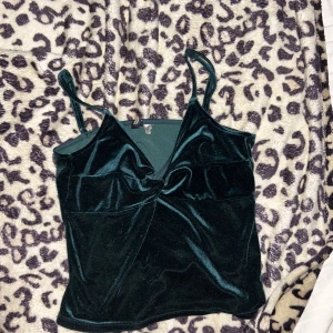 Grönt sammetslinne - Mörkgrönt linne i sammet 