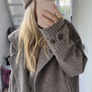 Arket Kappa - INTRESSEKOLL!!! Kommer nog inte sälja men vill se vad folk kan ge! på min Arket Kappa! Kommer dock nog ej sälja nu men kanske senare och vill se hur många som är intresserade. Aldrig använd prislapp finns kvar, passar 34-38 ❣️