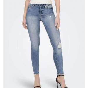 Jeans med mid waist. Nertill på jeansen finns slitningar/fransar som man ser på första bilden. Inte använt många gånger. (Första bilden är från hemsidan, kan vara en annan färg på jeansen än på hemsidan) storlek 32/Xs 