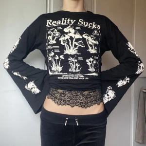 Killstar tröja - Långärmad tröja från killstar med svampar på, spets hela vägen runt längst ner. "Trumpet"ärmar med🤩