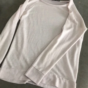 Bikbok tunn ljusrosa tröja - Stickad ljusrosa/babyrosa tröja som påminner mycket om intimissimi tröjor! Tunn och lite genomskinlig. Från Bikbok. Sval och skön.
