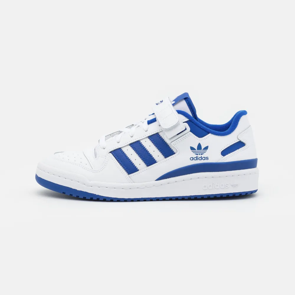 Säljer dessa Adidas Forum Low i färgen Royal Blue, storlek 41. Skitsnygga men inte min stil längre tyvärr. Inte använt jättemycket, knappt slitna. Helblå sula, kardborrebanden är avtagbara. Köpta för 1100kr ish. Säljer för 450kr + frakt😊💙. Skor.