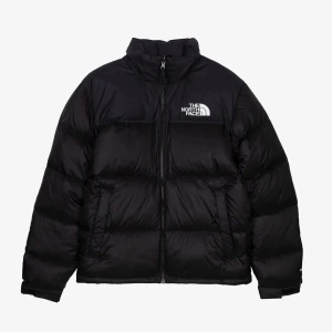 The North Face 1996 Retro Nuptse Jacket - size: s /  original prid är 3.900kr The North Face 1996 Retro Nuptse Jacket Blk - Vattenavstötande - Justerbara Velcro® muddflikar - Luva som kan stoppas undan - Ripstop med DWR-hölje - Innerficka med blixtlås - High fill, Responsible Down Standard gåsdun