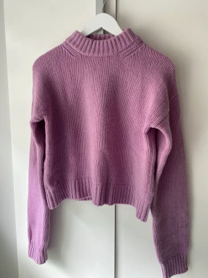 Filippa K ull/kasmirkofta XS - Säljer min fina och supersköna stickade tröja från Filippa K då den ej kommer till användning. Den är lite oversize så passar absolut en S (jag har själv oftast S). 90% ull, 10% kashmir. Nypris ca 3500kr