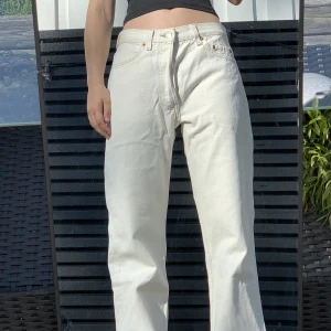 Levi’s 501 - Vita Levi’s 501 byxor i mycket fint skick🫶🏻 OBS! Dom är klippta och sydda längst ner på benen av förra ägaren så dom är lite kortare än vad som står, dom sitter dock bra på mig som är 165 lång!🫶🏻dom var L32