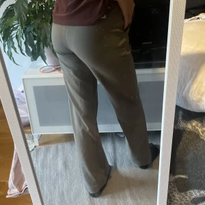 Kostymbyxor  - Säljer dessa så sköna kostymbyxor ifrån veromoda. Dom är highways men jag tycker personligen att dom sitter som midways. Jag är 162, färgen ser ut som på bilden. Skriv för fler bilder. Säljer även ett par liknande i svart, så kolla gärna in dom också💗