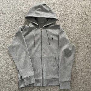 Ralph Lauren hoodie - (Repost pga fel vid annonsen) 10/10 skick, som ny! Fraktar idag! Går ej under 700kr☺️. Sista bilden är från den förra annonsen som det krångla med:)