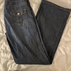 Jeans - Säljer mina snygga low waisted jeans!!! Säljer pga att de är för små för mig. Skriv gärna privat för mer bilder❤️❤️❤️