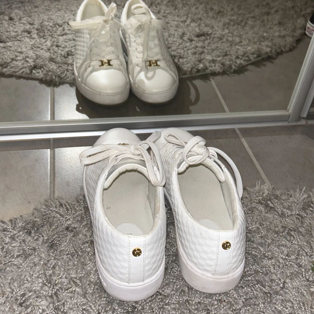 Jättefina sneakers från micheal kors, endast använda 2-3 gånger, kartong medföljer💕. Skor.