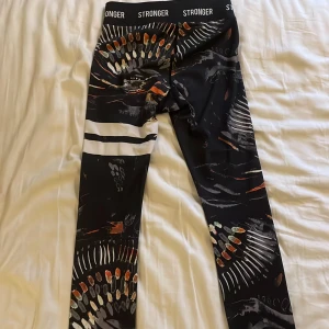 Stronger tights - Ett par stronger tights som är använda men i fint skick❤️säljer dom pågrund av att de inte kommer till användning. Nypris: 799