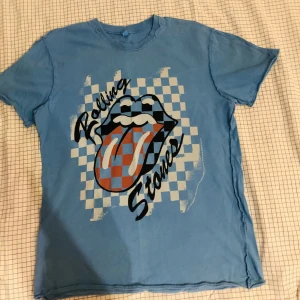 t-shirt - blå tröja med tryck