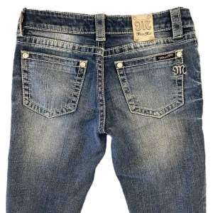 Miss me - Ett par lowwaist bootcut miss me jeans i fint skick utan fläckar💞 Midjemåttet tvärs över är 38cm och innerbenslängden är 74cm❤️Jag är 168💜 Tryck gärna på köp nu 🥰