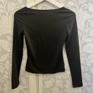 Topp - Säljer denna topp då den aldrig används !! (man kan ha den på båda hållen)