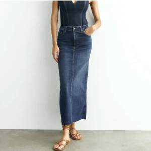 Lång slutsåld midwaist jeans kjol från Zara i nyskick med pris lapp kvar.  Fin mörkblå tvätt med strechigt jeanstyg. (Privat för egna bilder)  
