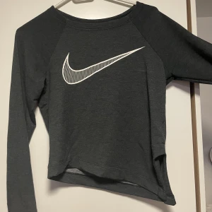 Nike träningströja  - En långärmad niketröja. Lite snedskuren. Stretchigt, lite tjockare träningsmaterial. Använd fåtal gånger.