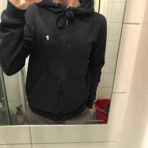 Säljer min fina hoodie med dragkedja från Peak performance, har köpt en ny likadan så det är därför jag säljer denna. I gott skick förutom vid ena snöret där den här ”ploppen” lossnat i tvätten men det går att fixa till! Nypris 1200 ☺️