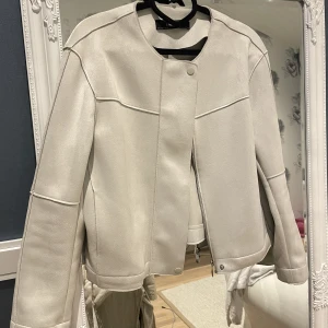 Jacka - Skriv för mer bilder🫶🏼 Färgen är ljus blå/grå