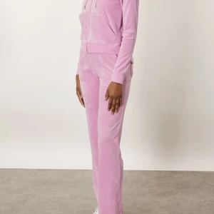 Juicy couture sett💗 - Säljer mitt rosa juicy sett som jag använt några gånger men är ändå i bra skick det enda är att en metall grej är borta på snöret!(på tredje bilden ser tröjan mörk ut men det är ljuset) 700kr för båda 400kr för en del 💗 inklusive frakt 