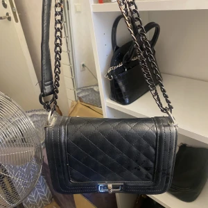 Svart väska  - Svart väska 50kr
