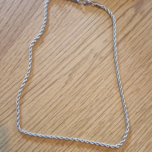 Halsband rostfrittstål  - Super fint halsband i rostfrittstål. 55 cm missfärgar inte