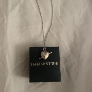 Maria Nilsdotter halsband  - Säljer nu mitt väldigt snygga Maria Nilsdotter halsband, då det tyvärr inte kommer till användning längre!😍längden på kedjan är 45 cm