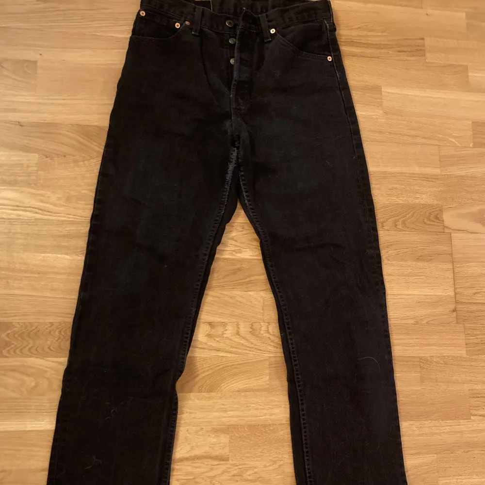 Svarta levis jeans i storlek 31/32 säljer då de inte passar mig längre. Tyvärr är de lite slitna mellan benen . Jeans & Byxor.