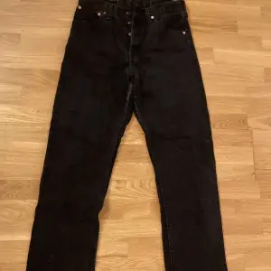 Svarta levis jeans i storlek 31/32 säljer då de inte passar mig längre. Tyvärr är de lite slitna mellan benen 