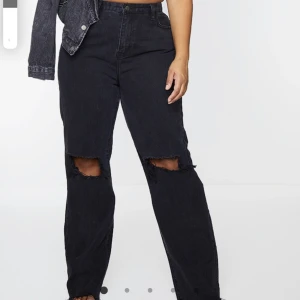 Boyfriend jeans - Skit snygga, exakt som på bilden. Dock har dom ingen stretch och satt lite för tight. Använt 1 gång💜