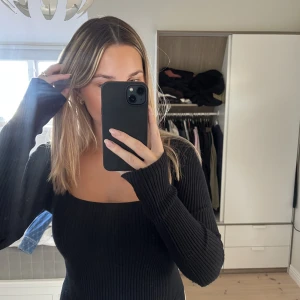 ”Stickad” topp - Stickad topp, knappt använd. Slits på båda sidorna