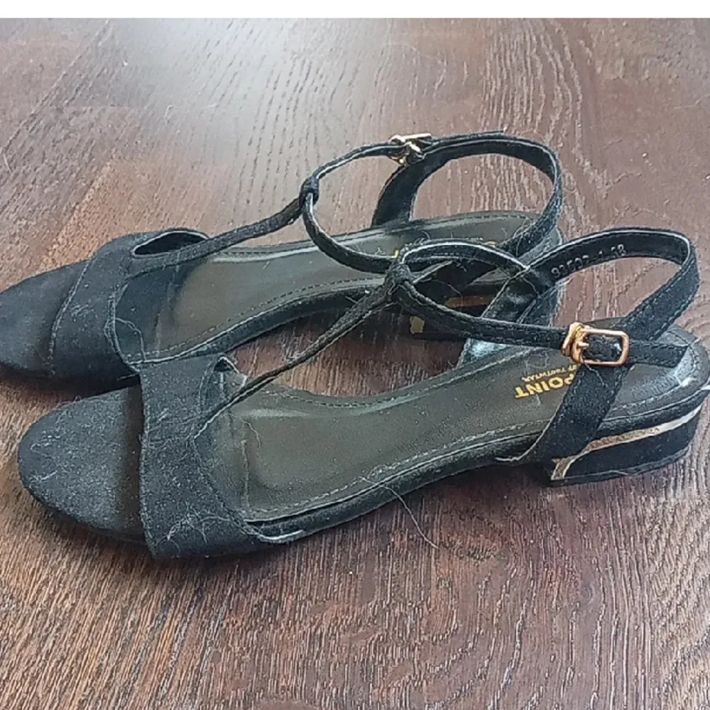 Svarta sandaler med en låg klack som endast används 2 gånger. Perfekta för finare tillfällen eller till sommaren.  Kostakta gärna för fler bilder eller frågor. . Skor.