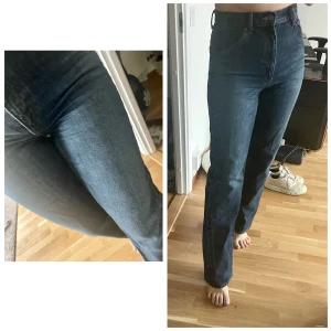 Uniqlo jeans  - Jättebra skick, nästan ny. Säljer för att passar inte och för sent at ta tillbaka. Fin färg!