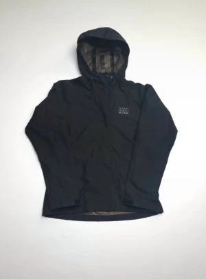 Helly Hansen  - Vacker helly Hansen jacka, som står emot vind och vatten. Perfekt till hösten kostar 1900kr ny och säljer den nu för 649kr  Skicket är okej, en mindre skada på insidan och lätt synligt slitage. Utöver är det felfritt