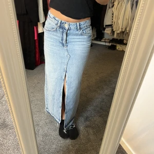 Lång jeanskjol - Lång jeanskjol från pull&bear använd 1 gång💕