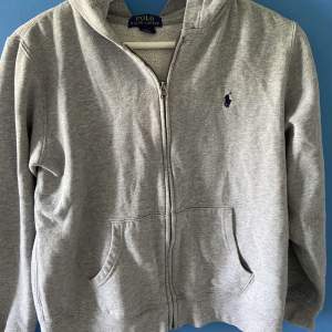 Säljer nu min gråa Ralph lauren zip hoodie säljer pga att den är för liten skick 9/10 använt några gånger men många ny pris 1800 mitt pris 649 pris kan diskuterars