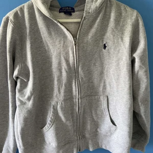 Ralph lauren zip hoodie - Säljer nu min gråa Ralph lauren zip hoodie säljer pga att den är för liten skick 9/10 använt några gånger men många ny pris 1800 mitt pris 649 pris kan diskuterars