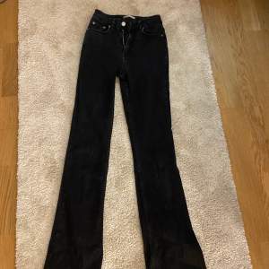 Supersnygga svarta boot cut och mid waist jeans. Storlek 32 från Gina tricot. Orginal pris 499. Säljer då dom är lite för små för mig tyvärr