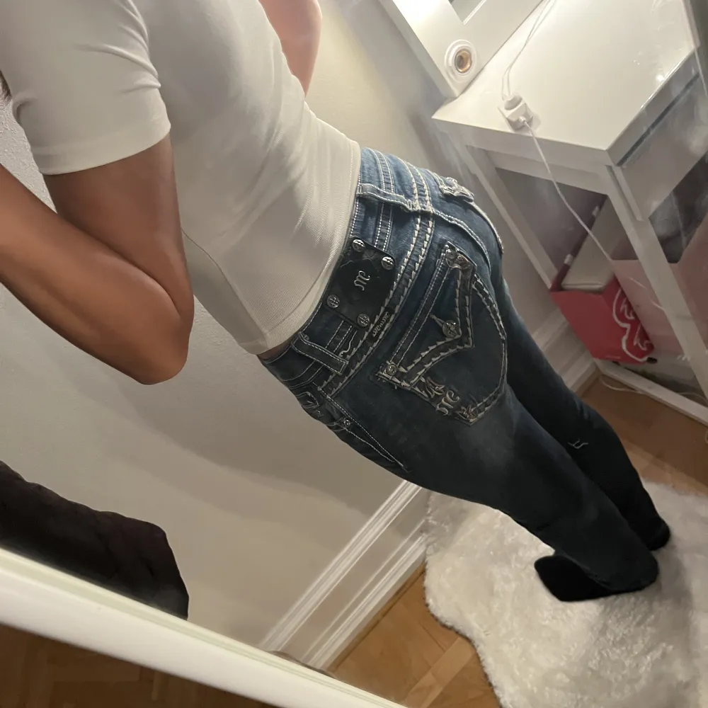 Säljer mina Miss me jeans då de inte kommer till användning. De är en rak modell och storlek 28, lågmidjade💕. Jeans & Byxor.