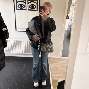 Pieces handväska  - Säljer min snygga handväska detaljer likt guldiga nitar och kedja.  Från märket pieces, köpt på Nelly. Använd fåtal gånger. Rymlig och perfekt för utgång, har ett fack med dragkedja inuti. Köpt för 399kr 