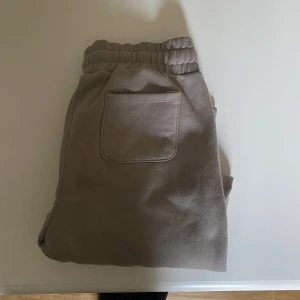 Byxor  - Säljer dom populära mjukis byxorna från lager 157 i färgen beige. Storlek M