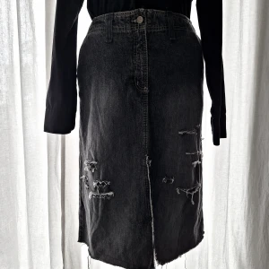 Jeanskjol - Svart/mörkgrå Jeanskjol med slitningar och fickor