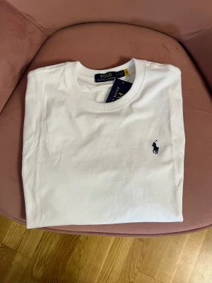 Polo Ralf Lauren t shirt  - Helt ny Ralf lauren t shirt i vit färg 